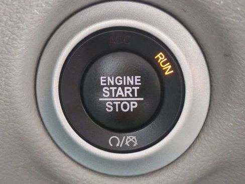 Used 2024 Chrysler Pacifica Touring-L image 27