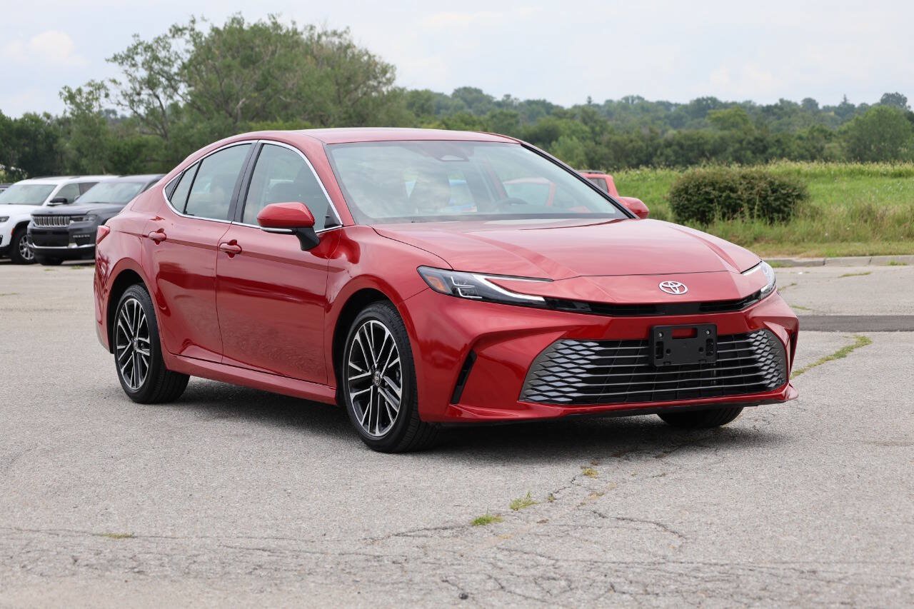 Used 2025 Toyota Camry XLE FWD image 4