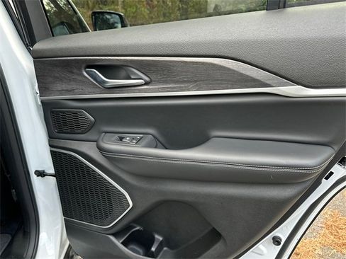 Used 2022 Jeep Grand Cherokee Limited 4xe image 34