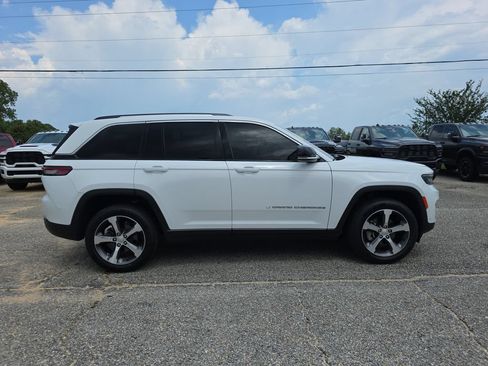 Used 2023 Jeep Grand Cherokee Limited w/ Luxury Tech Group II AWD/4WD image 7