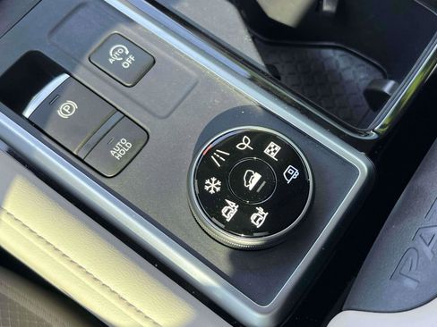 Used 2024 Nissan Pathfinder SL AWD/4WD image 12