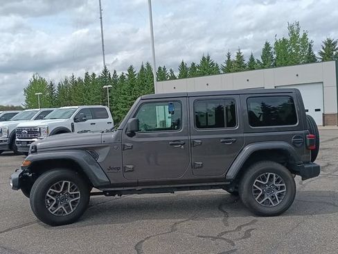 Used 2025 Jeep Wrangler Unlimited Sahara AWD/4WD image 2