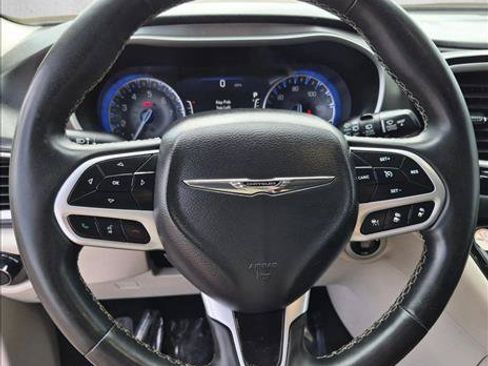 Used 2023 Chrysler Pacifica Touring-L FWD image 14