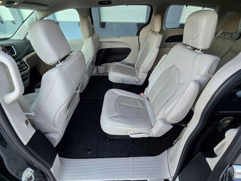 Used 2021 Chrysler Pacifica Touring-L w/ Premium & Safety Sphere Group image 16
