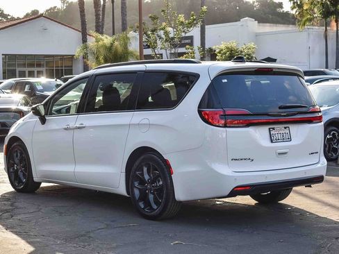 Used 2025 Chrysler Pacifica Limited image 4