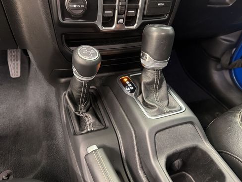 Used 2022 Jeep Wrangler Unlimited Sahara w/ Cold Weather Group AWD/4WD image 16