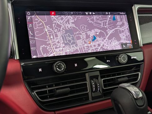 Certified 2023 Porsche Macan S image 32