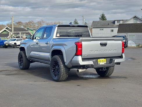 Used 2026 Toyota Tacoma SR5 AWD/4WD image 4