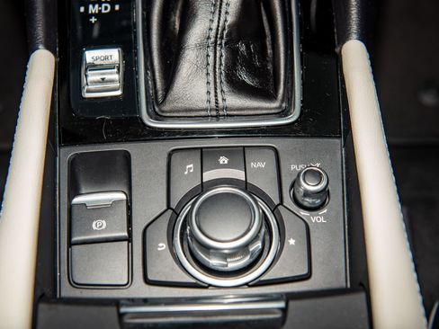 Used 2018 MAZDA MAZDA3 Grand Touring image 21