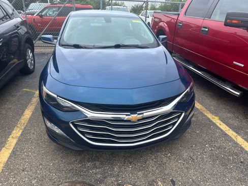 Used 2019 Chevrolet Malibu LT w/ Leather Package FWD image 4