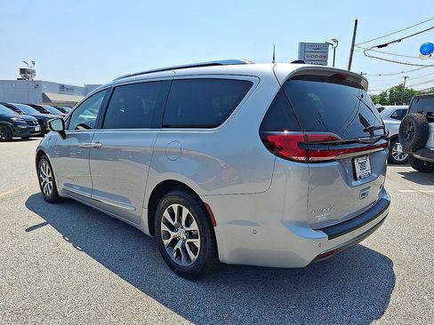Used 2023 Chrysler Pacifica Pinnacle FWD image 22