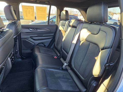 Used 2024 Jeep Grand Cherokee Altitude image 29