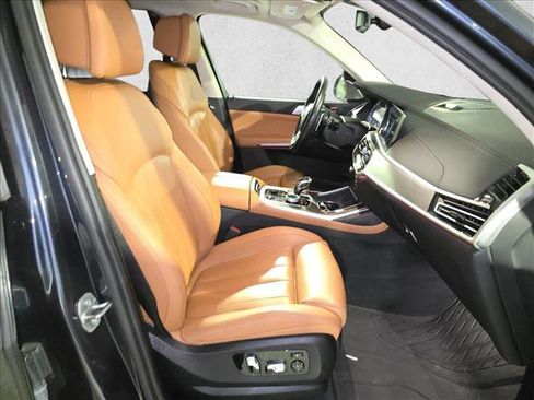 Used 2022 BMW X7 xDrive40i w/ Premium Package image 10
