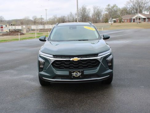 Used 2025 Chevrolet Trax LT image 3