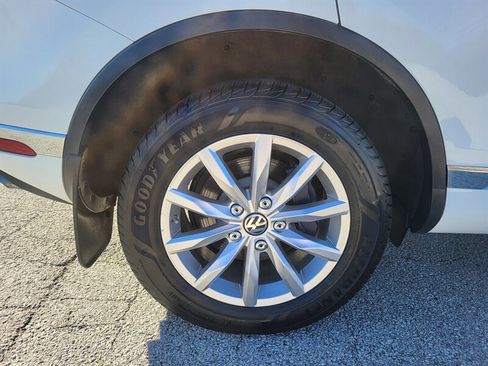 Used 2016 Volkswagen Touareg Sport image 30