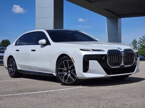 Used 2025 BMW 760i xDrive w/ Executive Package AWD/4WD image 2