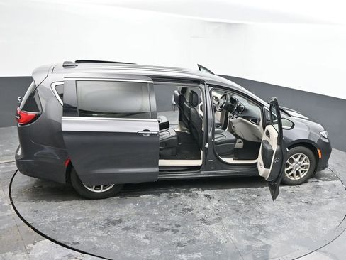 Used 2023 Chrysler Pacifica Touring-L image 89