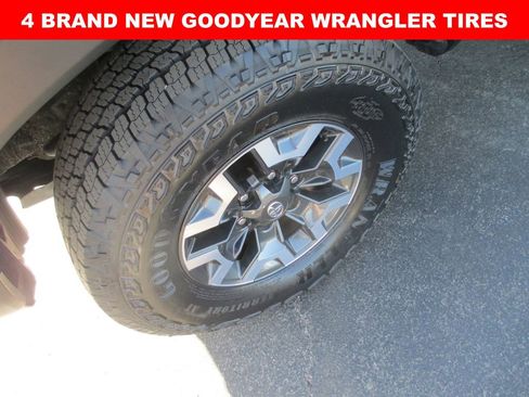 Used 2023 Toyota Tacoma TRD Off-Road w/ TRD Premium Off Road Package image 4