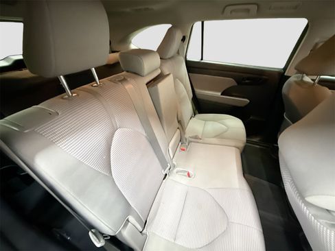 Used 2025 Toyota Highlander LE image 27