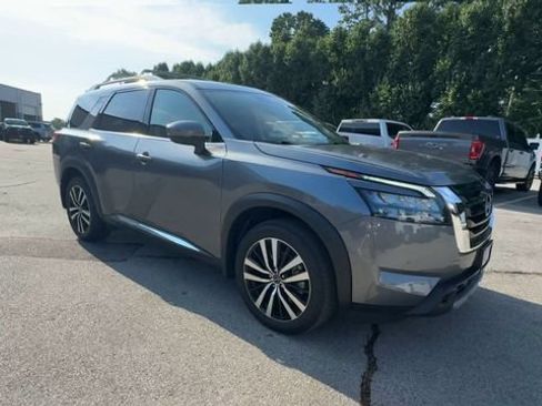 Used 2025 Nissan Pathfinder Platinum AWD/4WD image 2