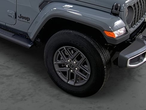 Used 2025 Jeep Gladiator Sport AWD/4WD image 14