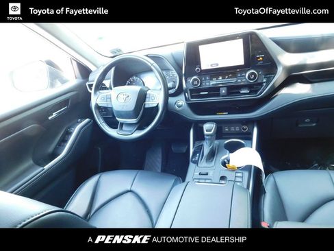 Used 2023 Toyota Highlander XLE AWD/4WD image 3