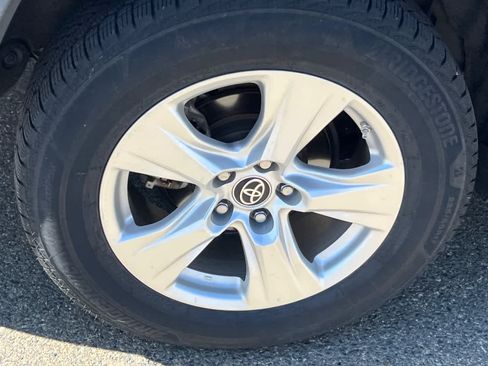Used 2021 Toyota RAV4 LE AWD/4WD image 17
