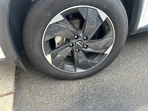 Used 2024 Nissan Rogue SV AWD/4WD image 3