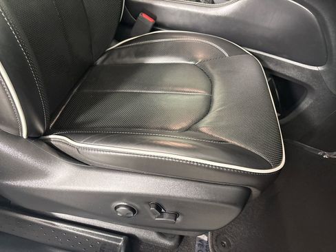 Used 2025 Chrysler Pacifica Limited image 27