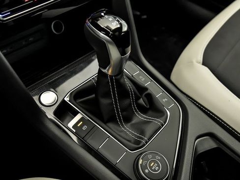 Certified 2025 Volkswagen Taos SE w/ Panoramic Sunroof Package image 17