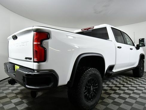 Used 2025 Chevrolet Silverado 2500 ZR2 w/ Technology Package image 11