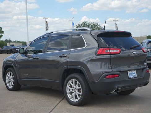 Used 2017 Jeep Cherokee Latitude w/ Comfort & Sound Group FWD image 4