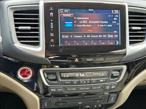 Used 2017 Honda Pilot Touring image 12
