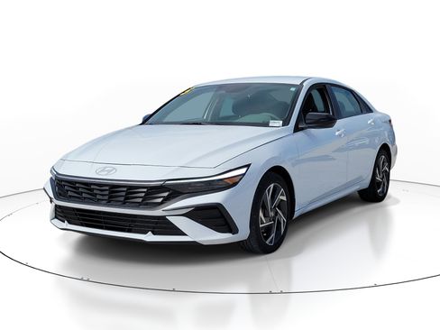 Used 2025 Hyundai Elantra Sport FWD image 3