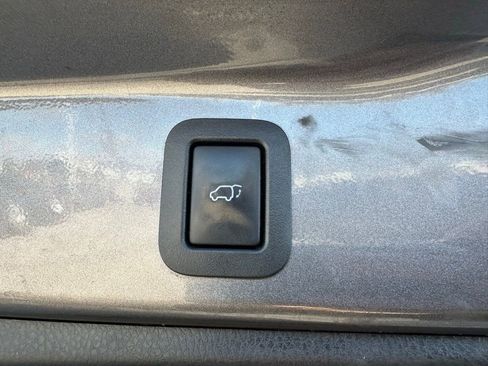 Used 2017 Toyota Highlander Limited image 33