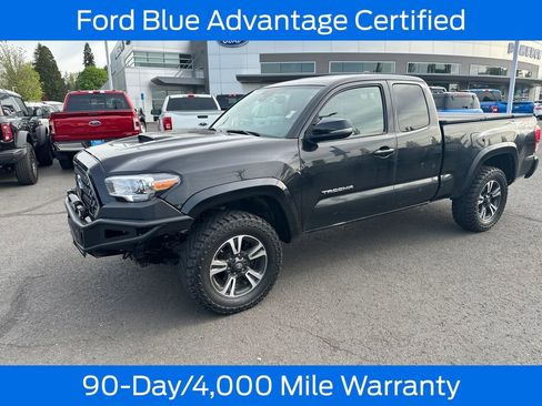 Used 2018 Toyota Tacoma TRD Sport AWD/4WD image 3