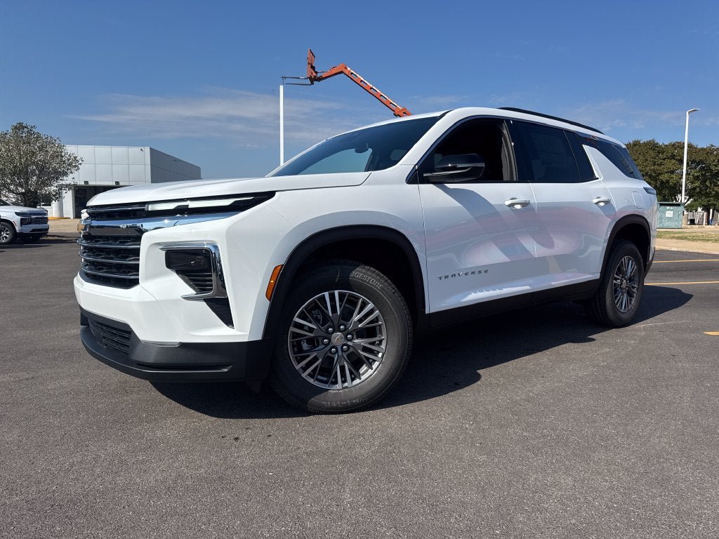 New 2027 Chevrolet Traverse LT w/ LPO, Floor Liner Package FWD image 1