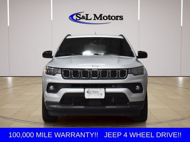 Used 2024 Jeep Compass Latitude AWD/4WD image 2