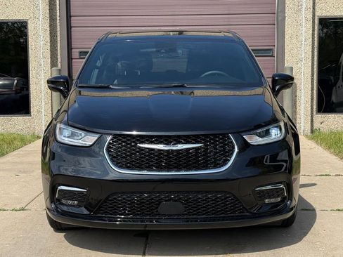 Used 2025 Chrysler Pacifica Select FWD image 2