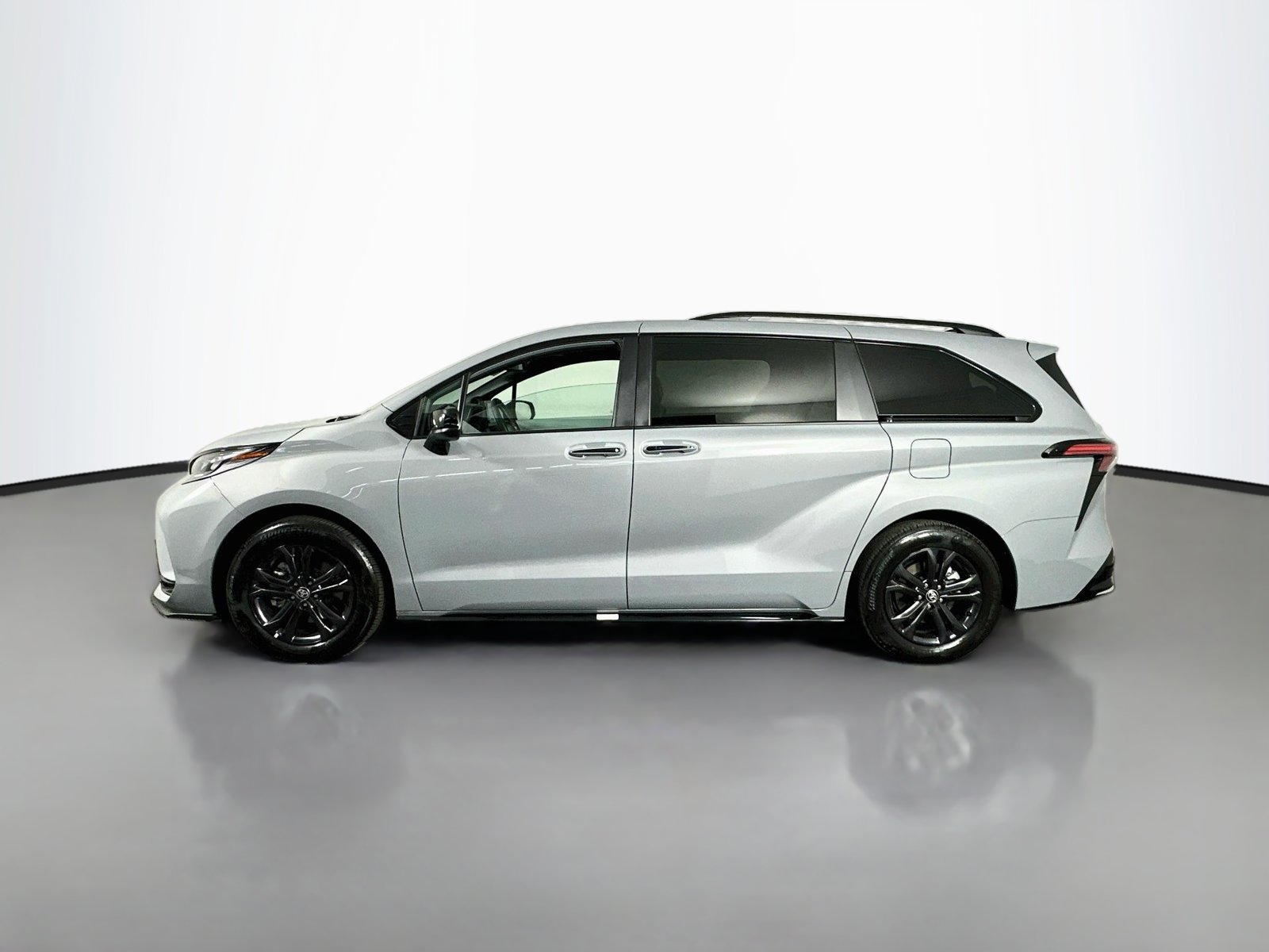 Used 2026 Toyota Sienna XSE AWD/4WD image 4