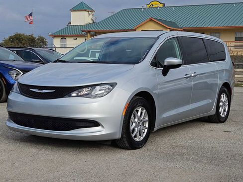 Used 2023 Chrysler Voyager LX image 10