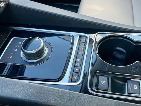 Used 2017 Jaguar F-PACE Premium image 17