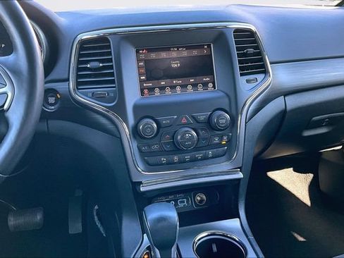 Used 2021 Jeep Grand Cherokee Laredo w/ Security & Convenience Group AWD/4WD image 9