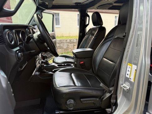 Used 2018 Jeep Wrangler Unlimited Sahara w/ Quick Order Package 24M Moab image 28