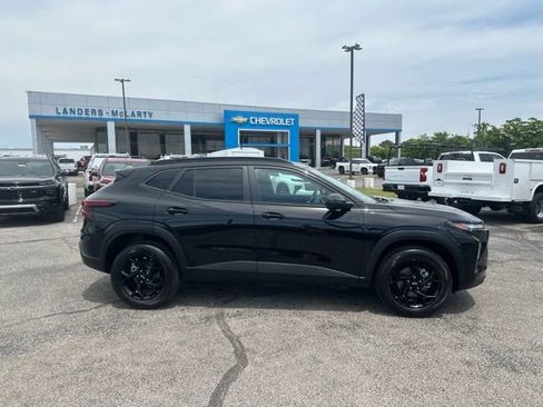 New 2026 Chevrolet Trax LT w/ Midnight Edition FWD image 2