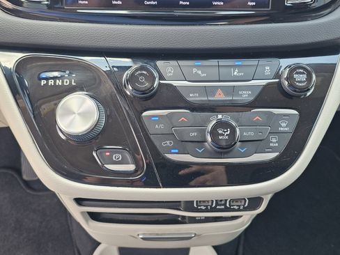Used 2022 Chrysler Pacifica Touring-L FWD image 27