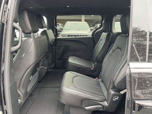 New 2026 Chrysler Pacifica Select image 18