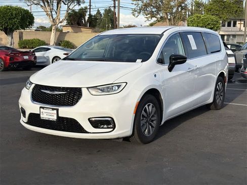 Used 2024 Chrysler Pacifica Select image 8