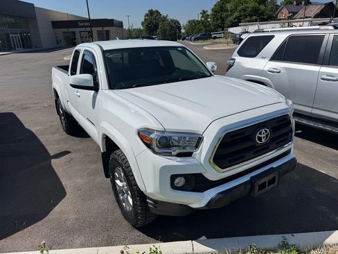 Used 2017 Toyota Tacoma SR5 w/ Tow Package AWD/4WD image 7