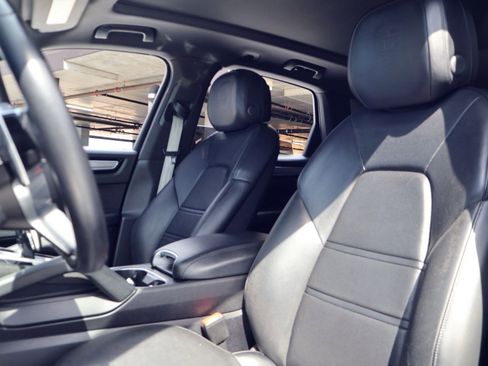 Certified 2023 Porsche Cayenne Platinum Edition image 5